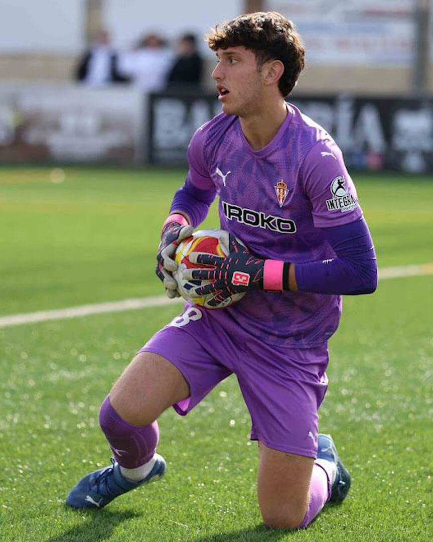 Portero del Sporting de GIjón con guantes de Dorsal 13